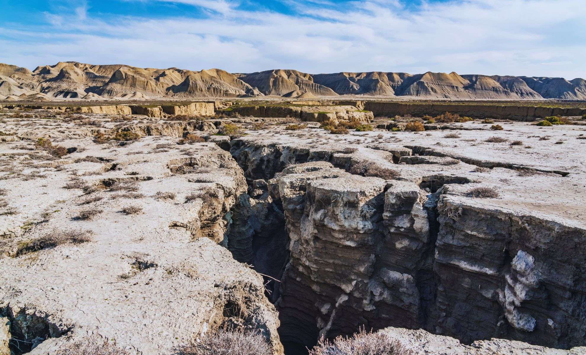 Cracks in Earth’s Rocks Power Hidden Microbial Worlds Deep Below 