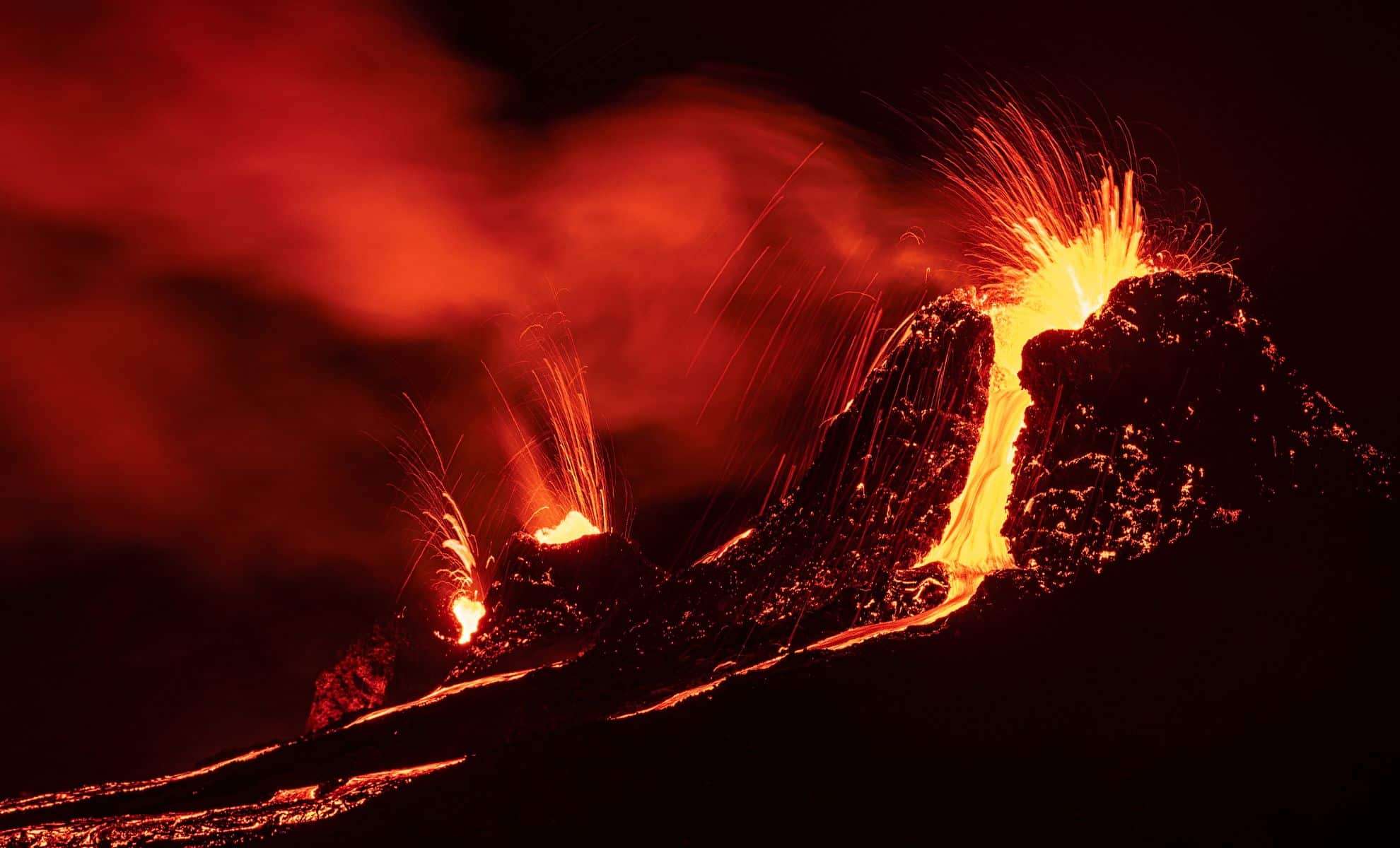 Scientists Alert to Potential Large-Scale Eruption as Mount Rainier and Pacific Volcanoes Show Increased Activity 