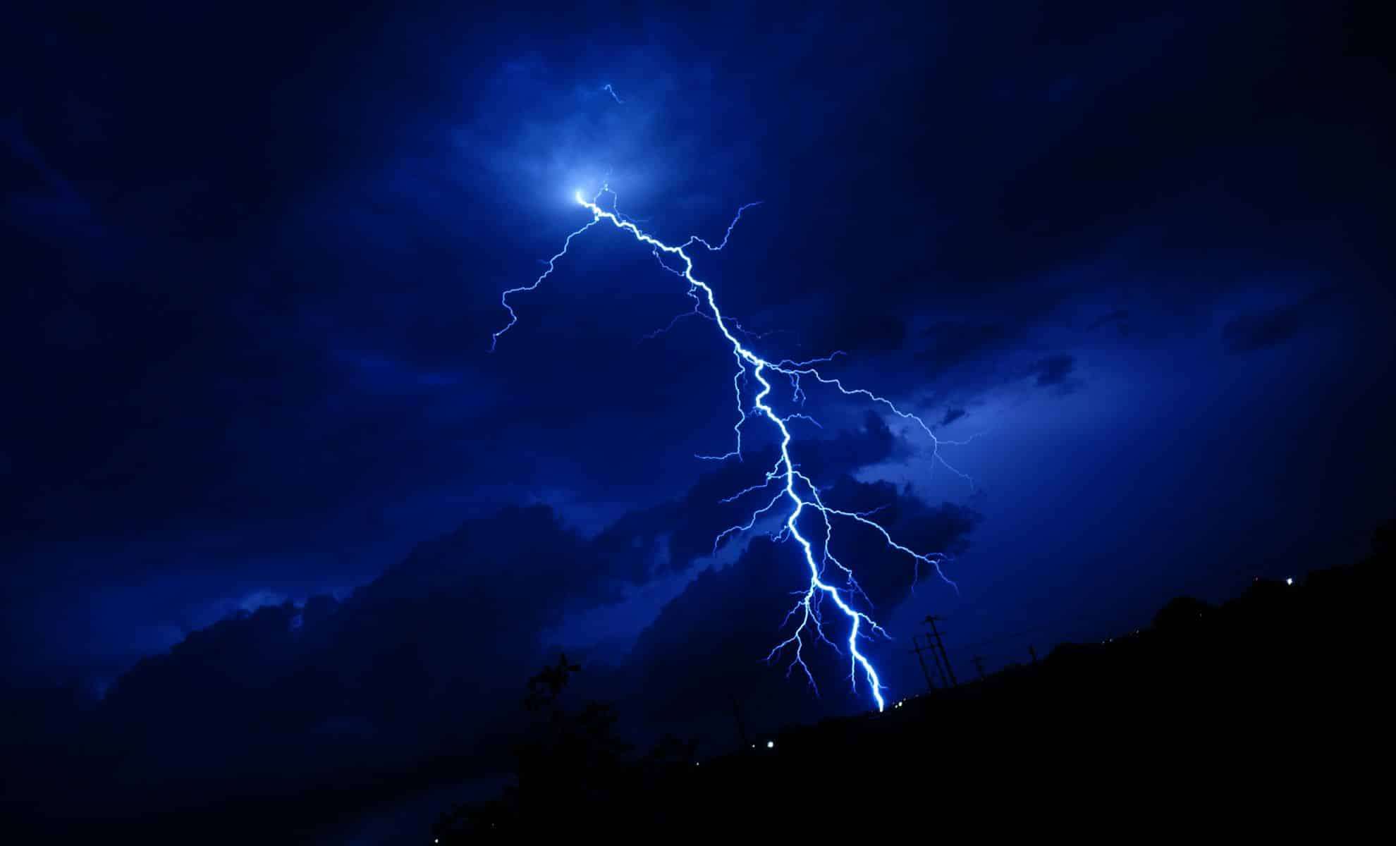 Record-Breaking 830 km Lightning Flash Spanning US Plains Captured from Space 