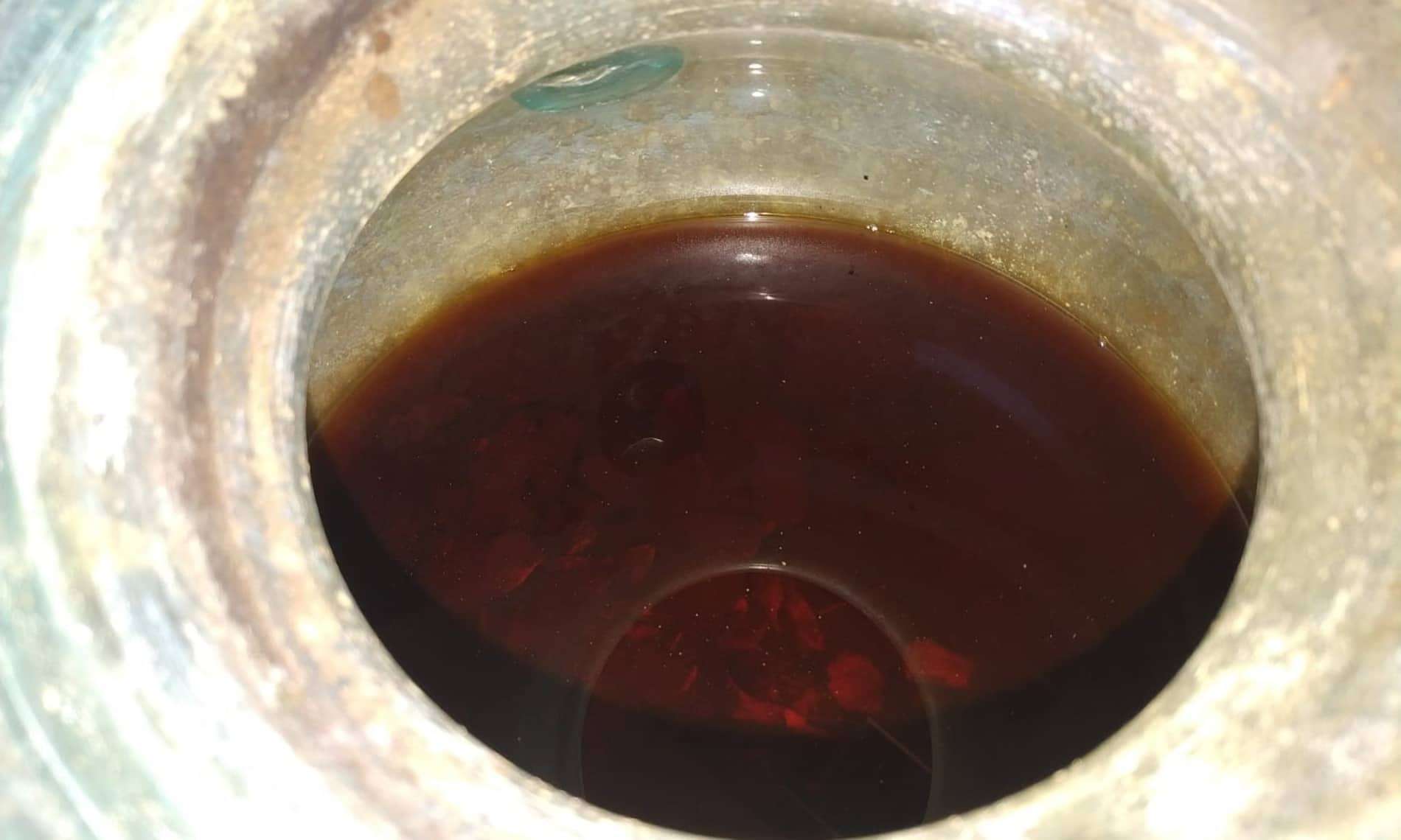 a-liquid-in-the-urn-had-a-reddish-brown-hue-fa26e04be0e917837948349e8a4cafd1.jpg
