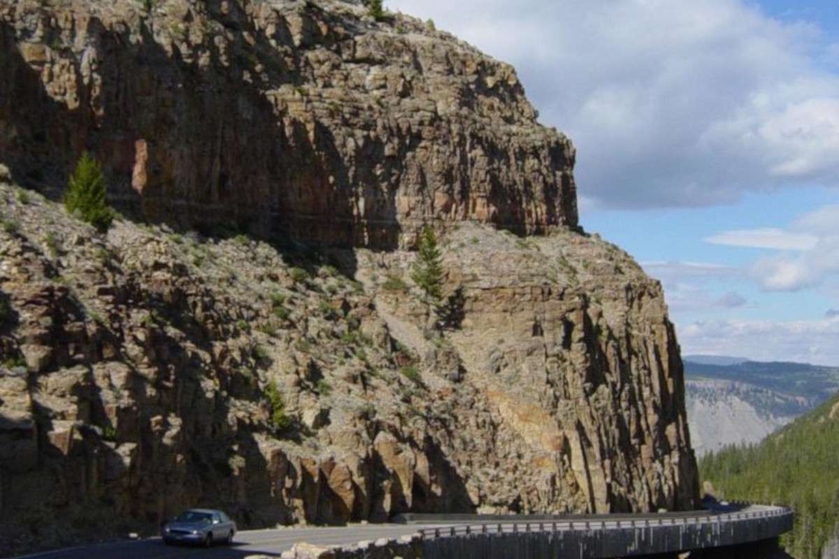 yellowstone-eruption-Welded-tuff-b5f3f3e93e0d2a6e771882b4dcb6bfb2.jpg