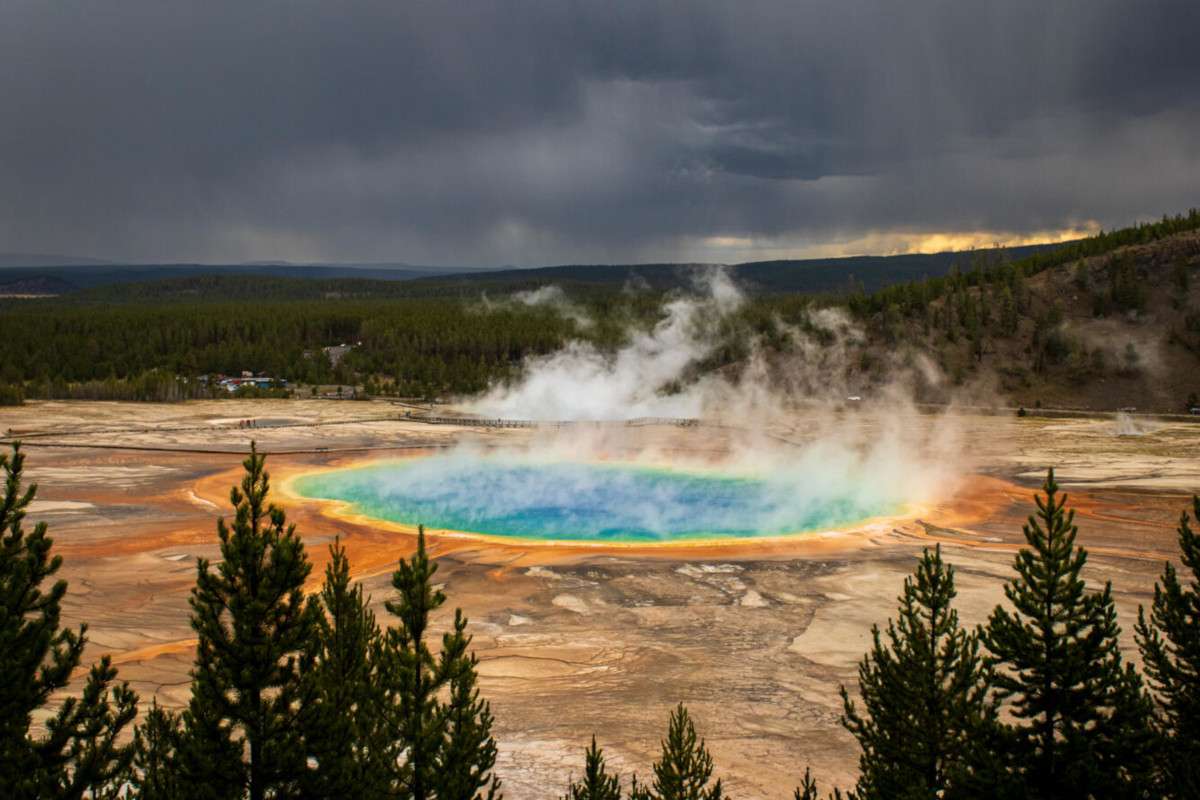 yellowstone-eruption-grand-prismatic-spring-898fd9528f8541a5b1ada3f9193276aa.jpg