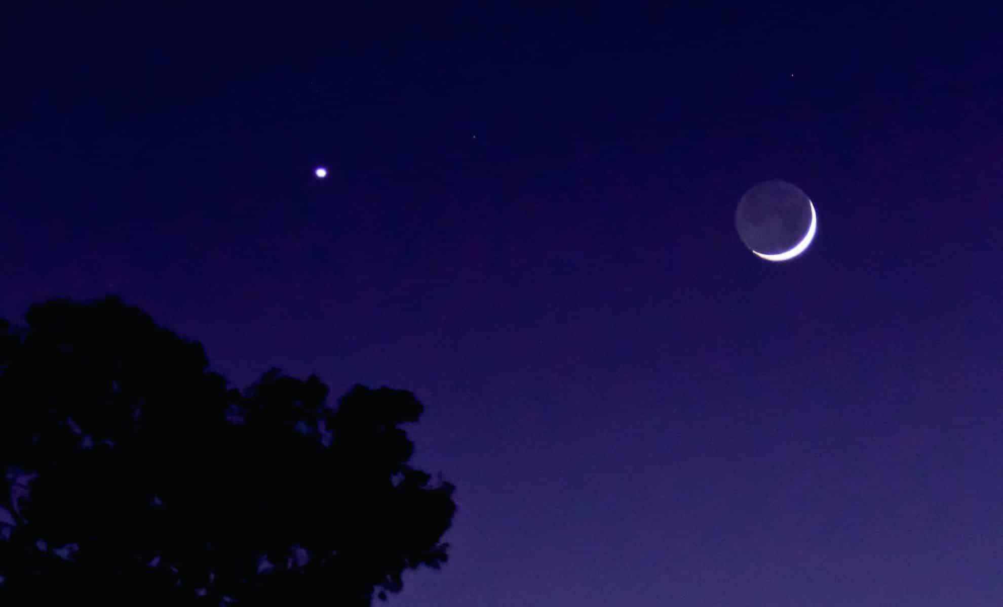 Watch the Crescent Moon and Mars Light Up the Evening Sky on August 25, 2025 