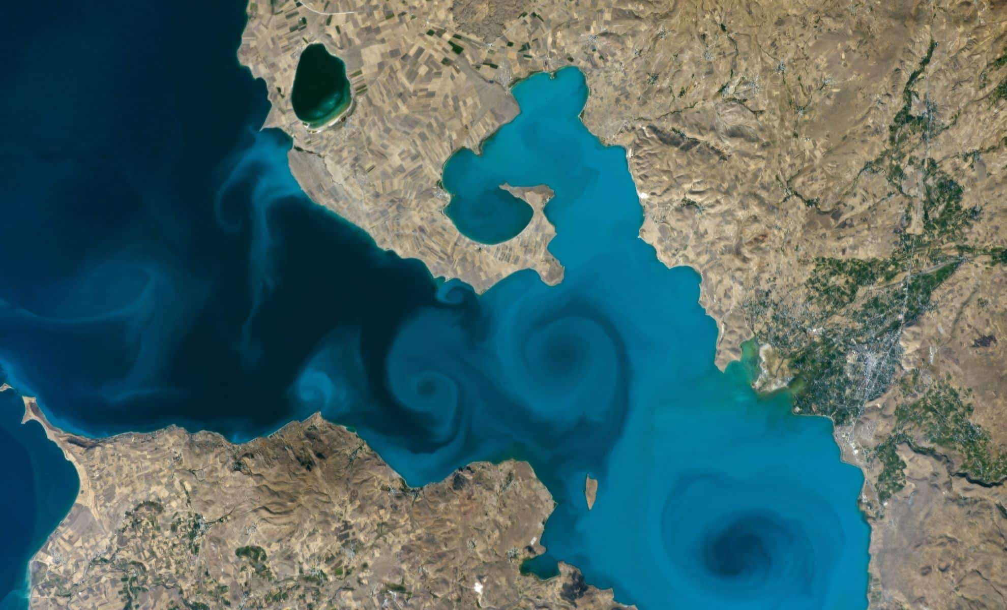 Astronaut Captures Enigmatic Mineral Swirls in Turkey’s Largest Alkaline Lake 