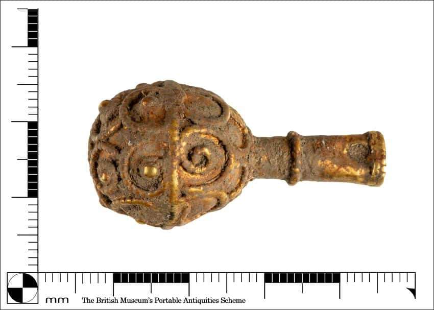 Close-up-view-of-the-gold-object-7444bcac12c0730e7c5063e470cf9619.jpg
