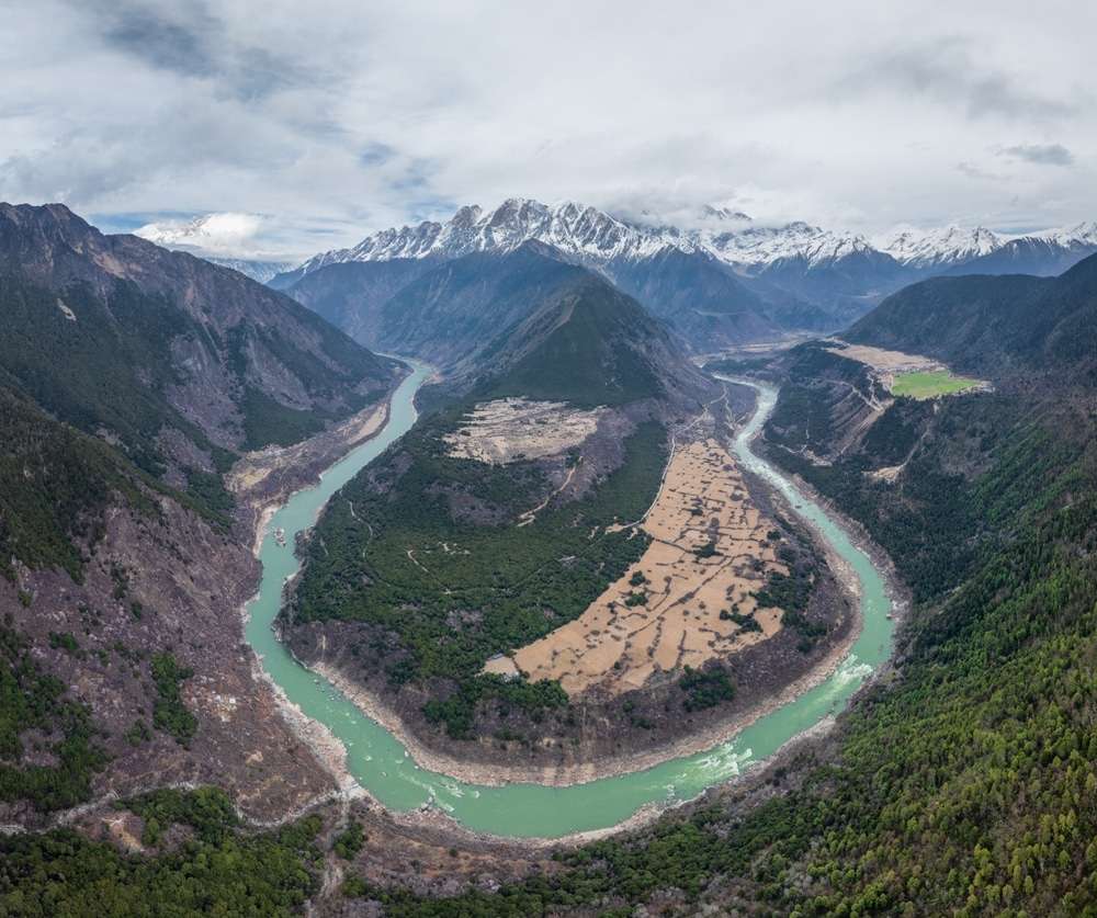 Aerial-view-of-the-Great-Bend-of-the-Yarlung-Zangbo-River-Nyingchi-Tibet-1-2114f0b0aaa76277c18d7da2caf7cd42.jpg