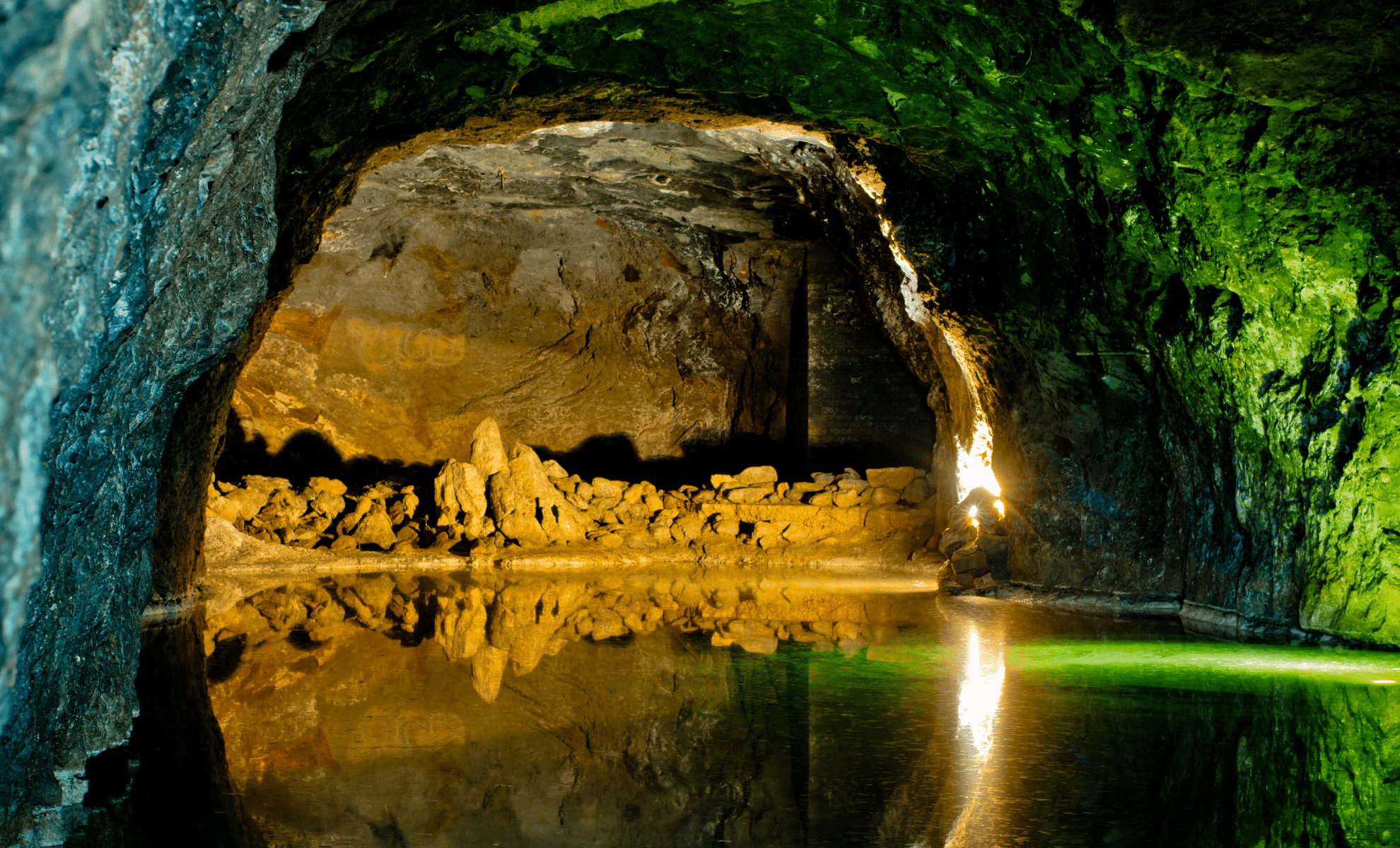 The Enchantment of America’s Largest Hidden Underground Lake Uncovered by a Teen Explorer 