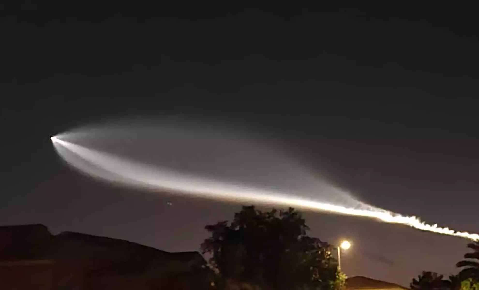 Mesmerizing Rocket Trail Illuminates Arizona Skies — Here’s the Real Story Behind It 