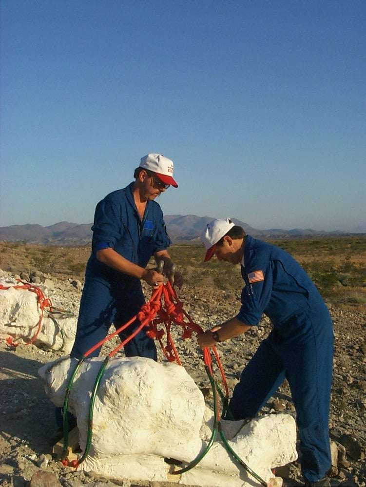 The-Helicopter-Crew-Rigging-a-bone-for-flight-a1211273cebb3b6fb100835064993fce.jpg