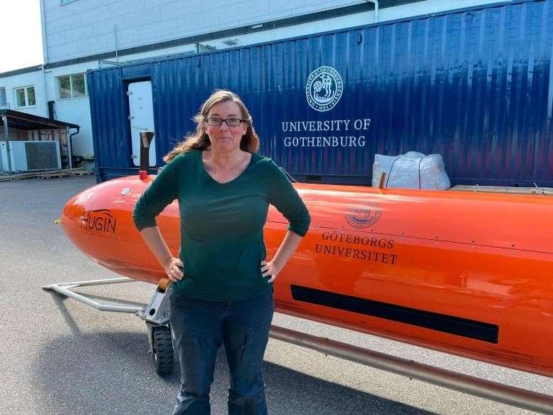 Anna-Wahlin-with-the-unmanned-underwater-vehicle-Ran-in-the-home-port-in-Gothenburg-a7c54e3f6f20e5081ad87e4a874beeb6.jpg