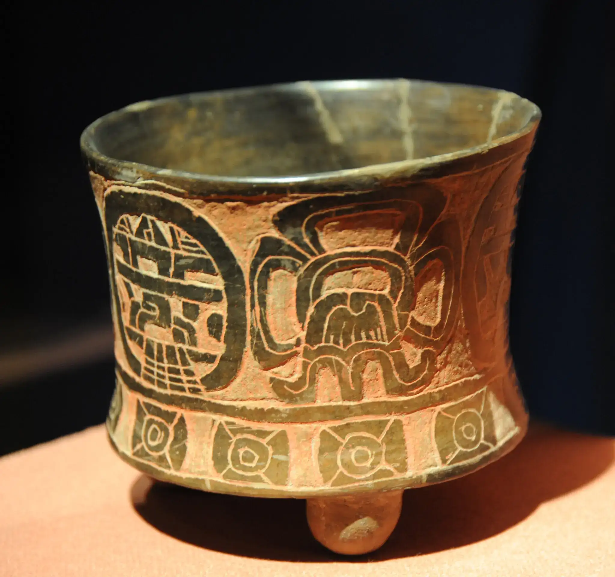 Researchers-are-applying-a-fresh-method-to-interpret-the-glyphs-on-a-Teotihuacan-ceramic-vase-eac22892cb589313cfcec8371480d101.webp