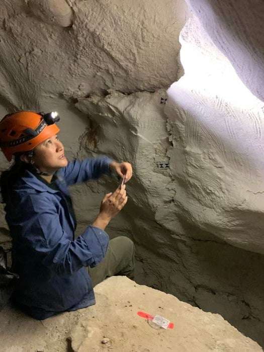 Dr-Andrea-Jalandoni-studies-finger-flutings-at-a-cave-site-in-Australia-cee5da0fb1c8c3a2d75c42b8951775eb.jpeg
