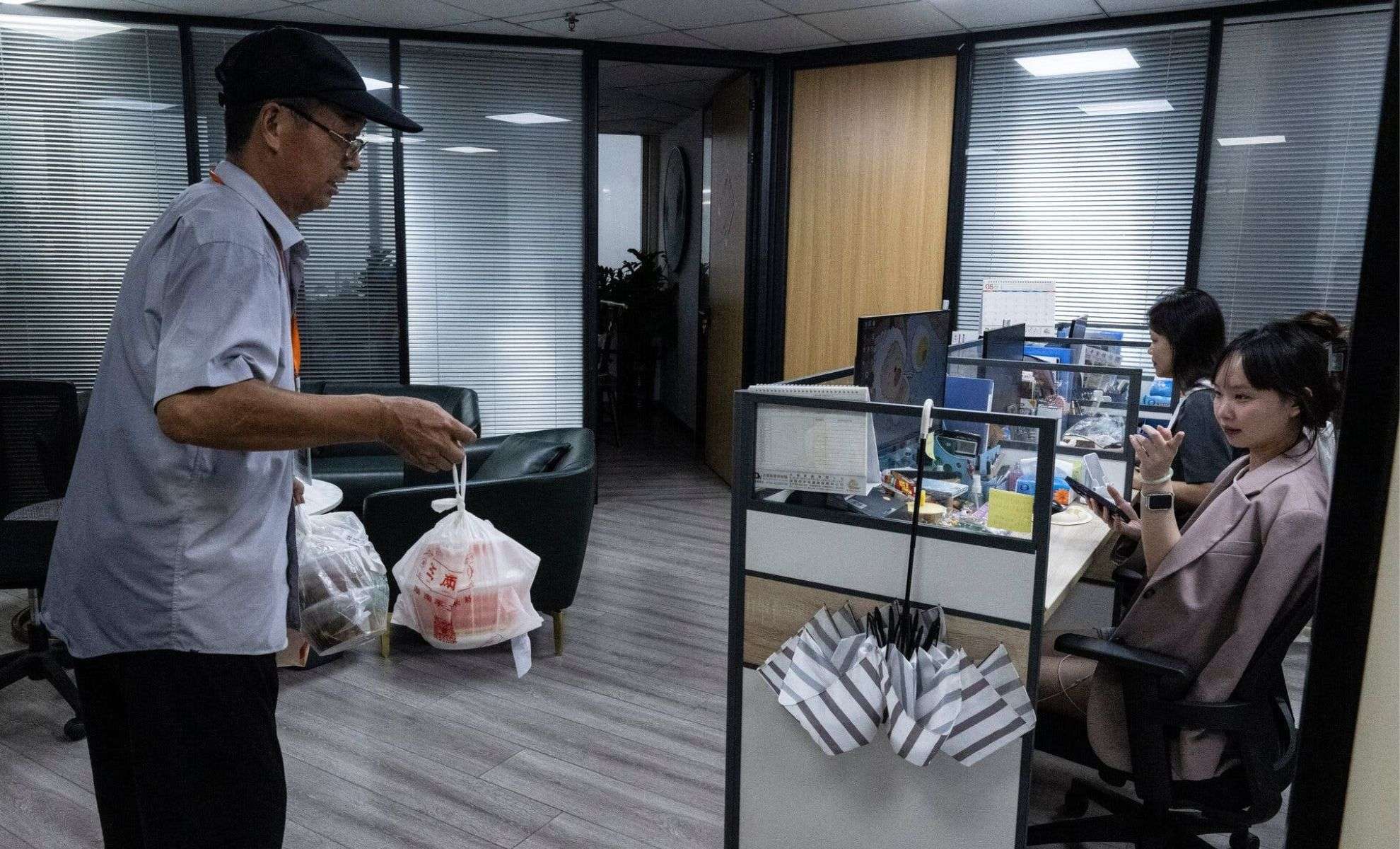 Sky-High Delivery: The New Profession Feeding China’s Tallest Towers 
