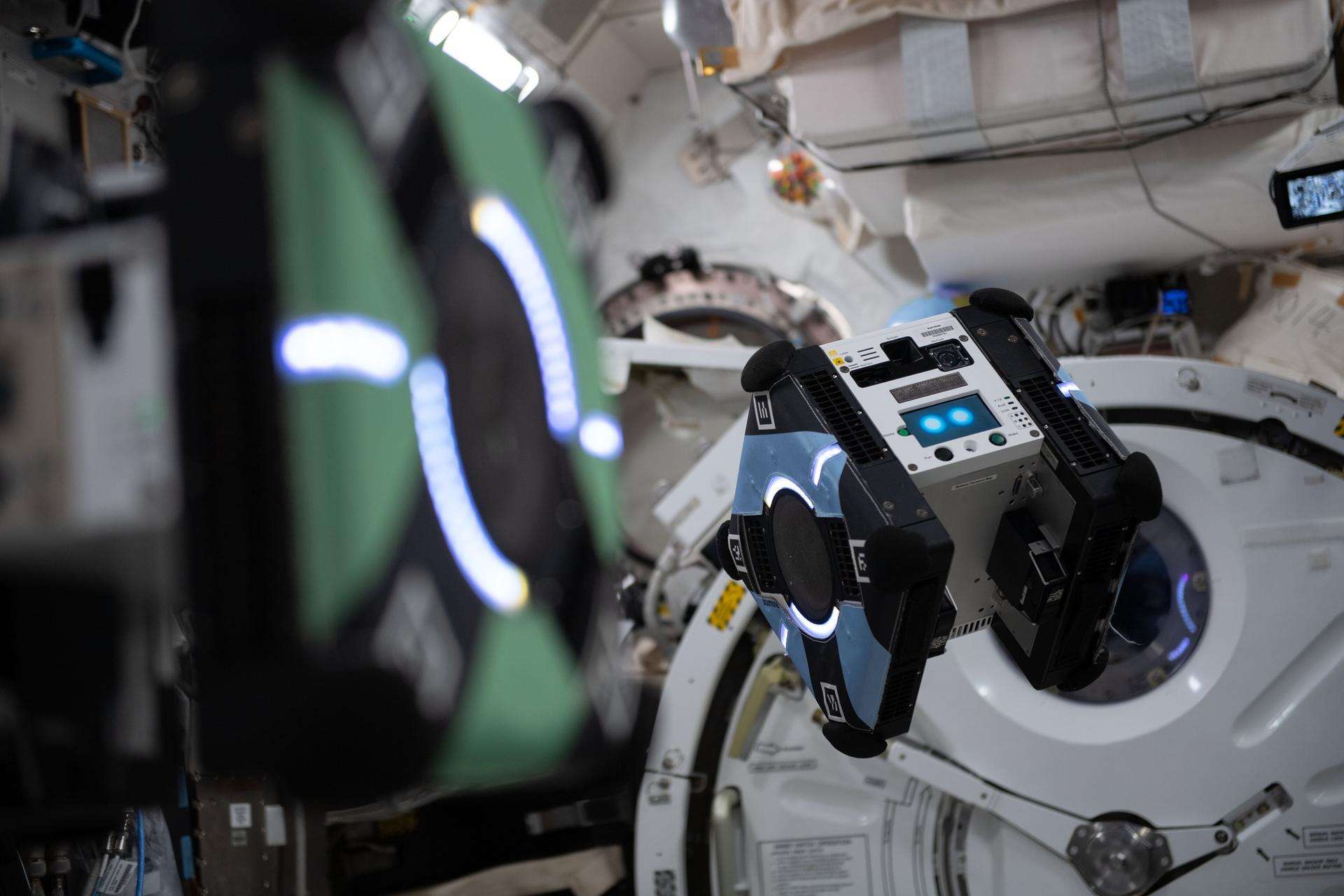 Astrobee-NASAs-new-free-flying-robotic-system-457746bd76020c5b6723ecc376dc70f9.jpeg