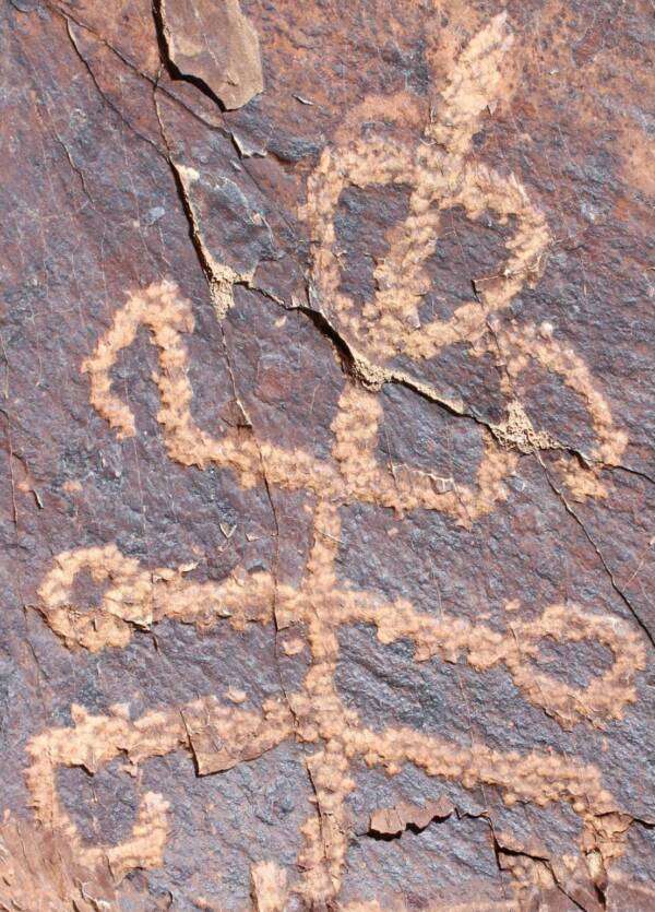 Scientists-in-Iran-found-a-petroglyph-showing-a-man&ndash;mantis-hybrid-1ed19afb7d2fe9a1371e858bb17bf787.jpg