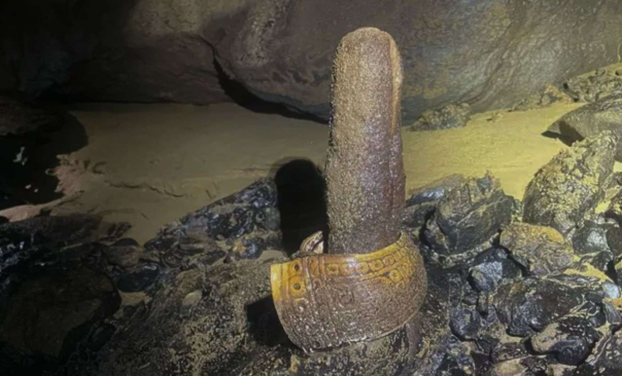 Around-500-years-ago-a-shell-bracelet-was-placed-on-a-stalagmite-inside-a-cave-in-Mexico-efefc12925094eb0c09a0df53124cb7b.jpg
