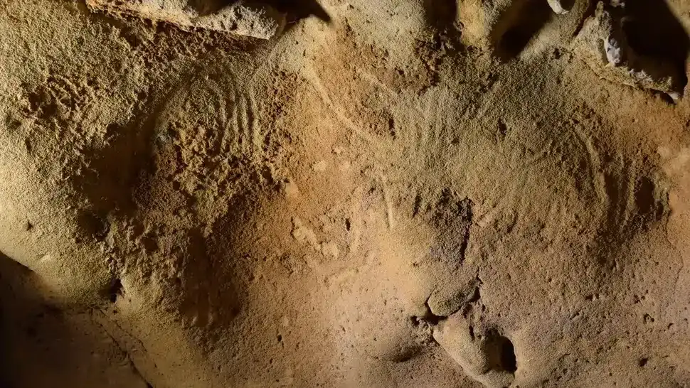 Examples-of-engravings-found-in-the-Roche-Cotard-Cave-64580da64392c9cf488b8b5c92d0a21c.webp