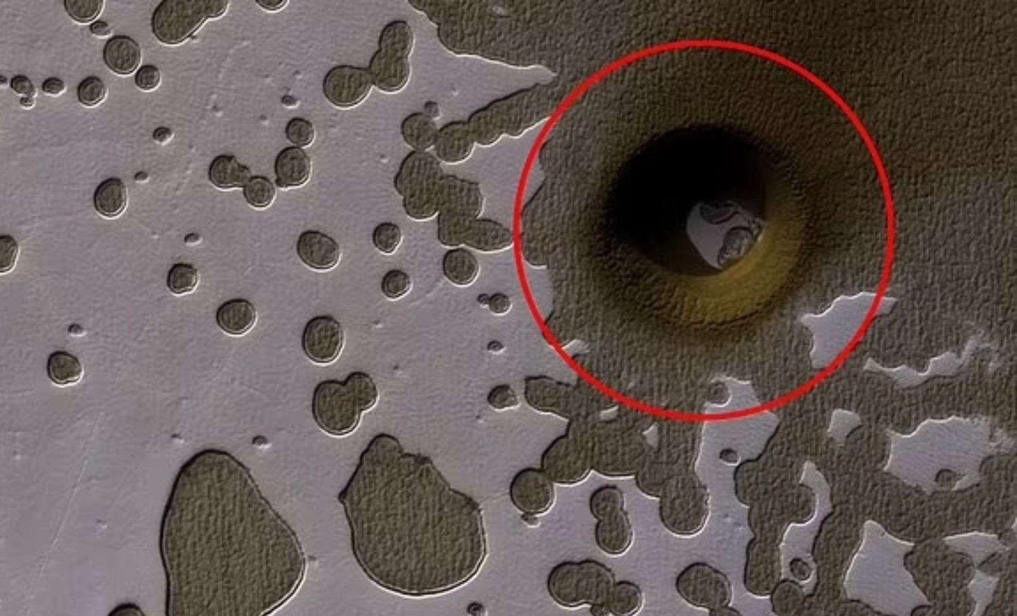 scientists-stunned-hole-discovered-mars-cb098cfdcc1832188aab971e62ab72a9.jpg