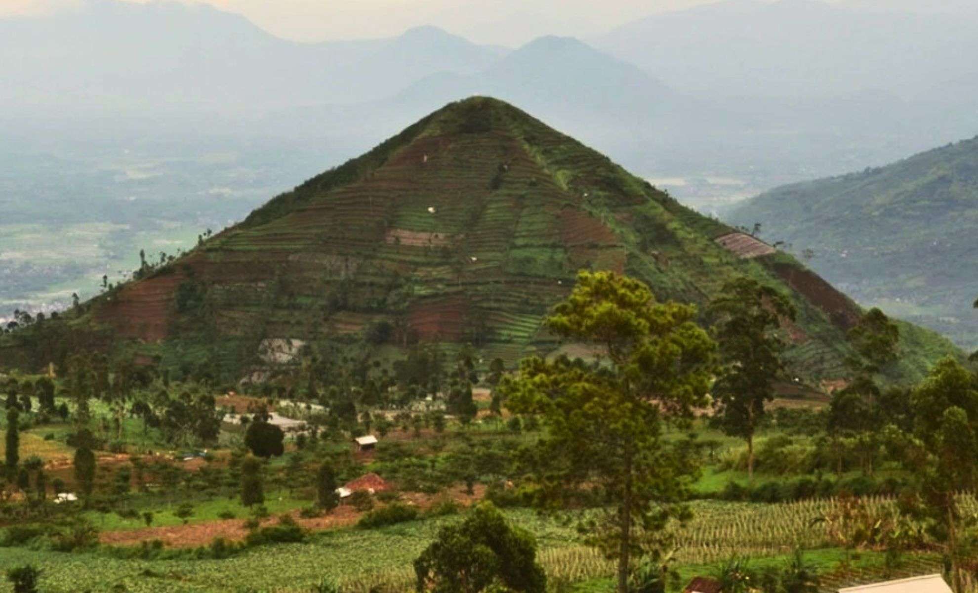 Ancient Indonesian Site Once Touted as World’s Oldest Pyramid Sparks Scientific Debate 