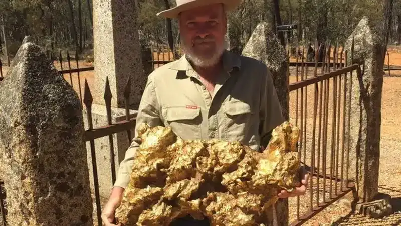 world-largest-gold-nugget-was-so-heavy-282448713817d2c5992ff4758f5ce44c.webp