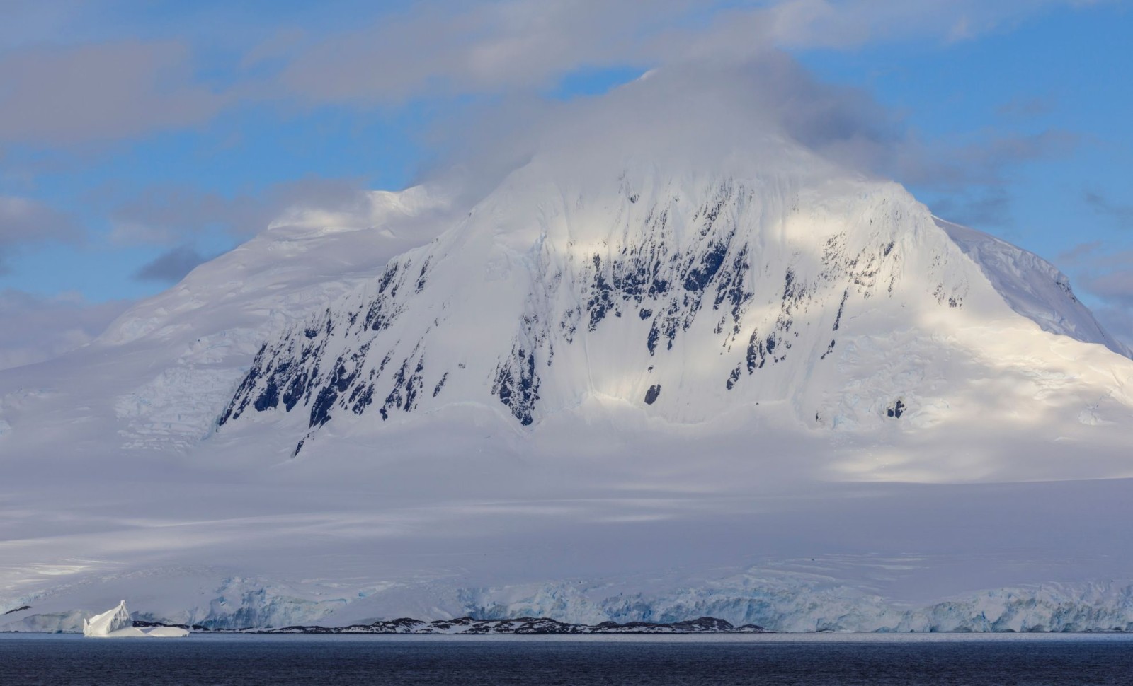 Antarctic Mountain’s Pyramid-Like Shape Sparks Fascination and Clarification 