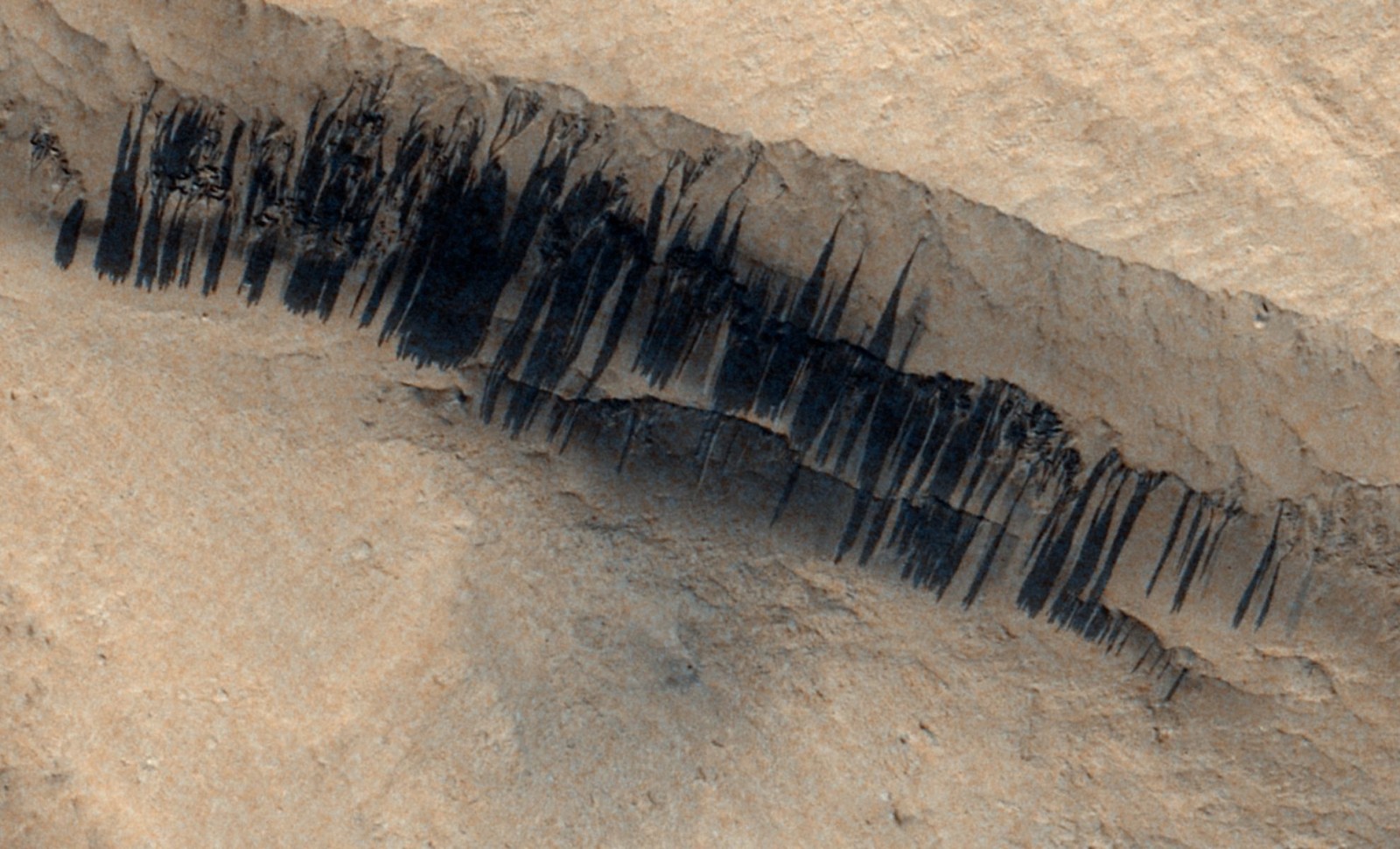 Meteoroid Strike on Mars Sparks Unusual Dust Avalanches 