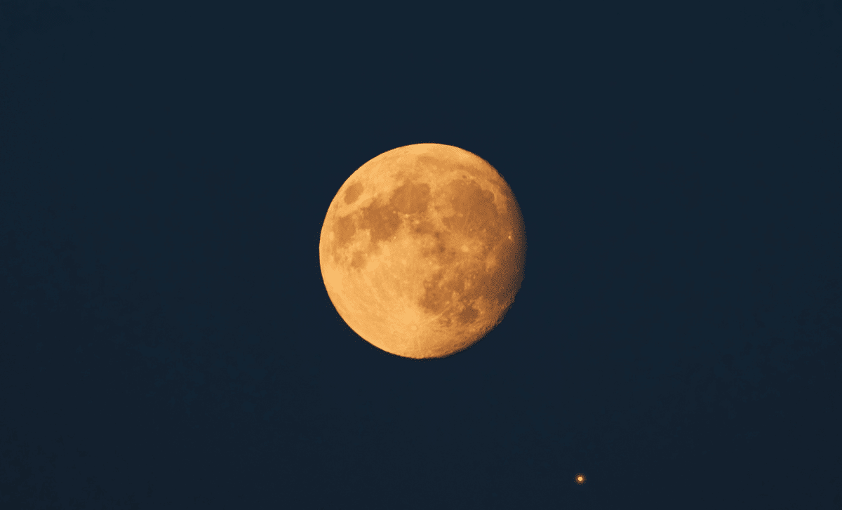Witness the Stunning Conjunction of Jupiter and the Moon Tonight 
