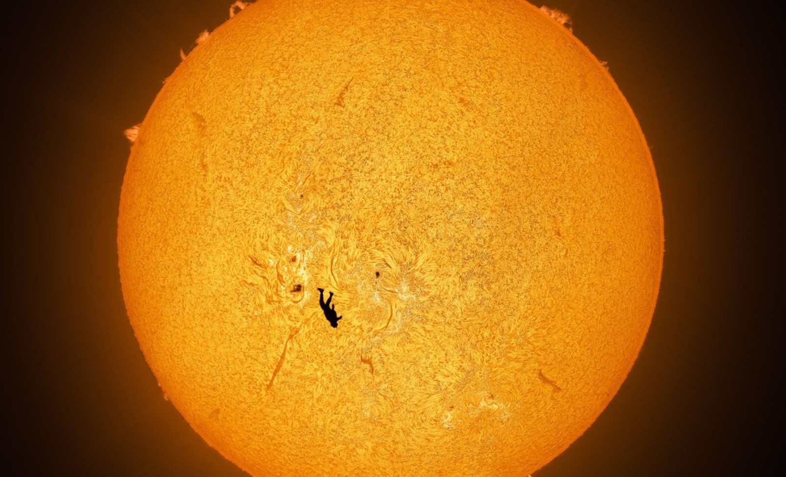 Breathtaking Solar Silhouette: Skydiver Captured Against the Sun’s Fiery Surface 