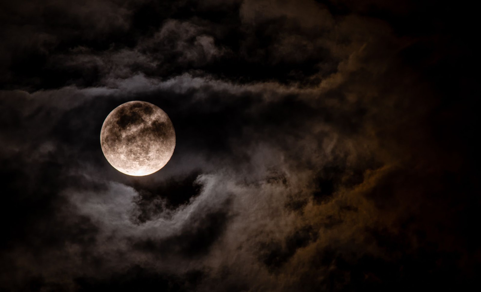 New Insights Challenge Traditional Theories on Moon Formation 