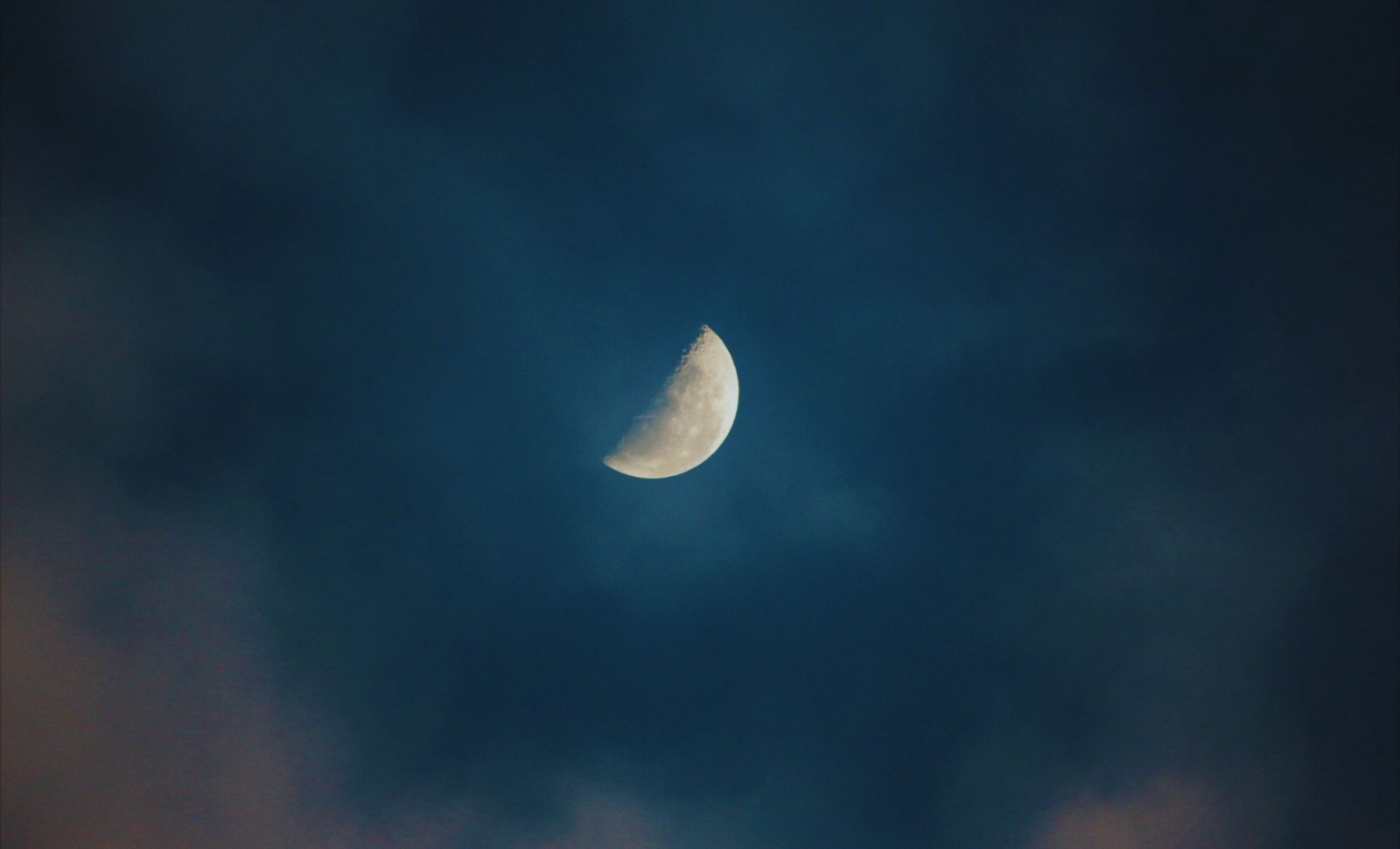 Rare Nighttime Alignment: Half Moon and Saturn Illuminate the Sky 