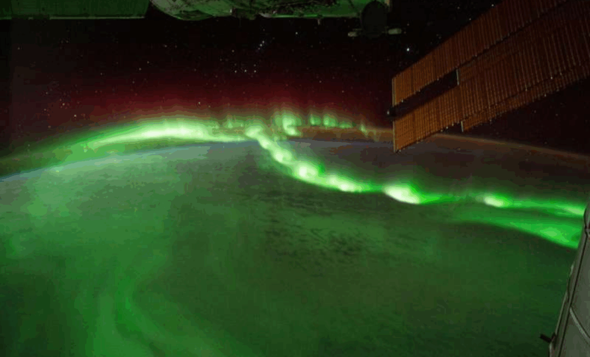 Researchers Identify Radio Signal Preceding Intense Auroral Displays 