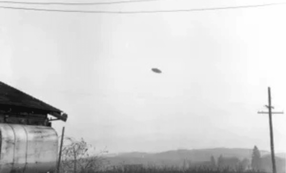 Vintage 1950s Sky Photos Reveal Potential UFO Evidence: A Scientific Perspective 
