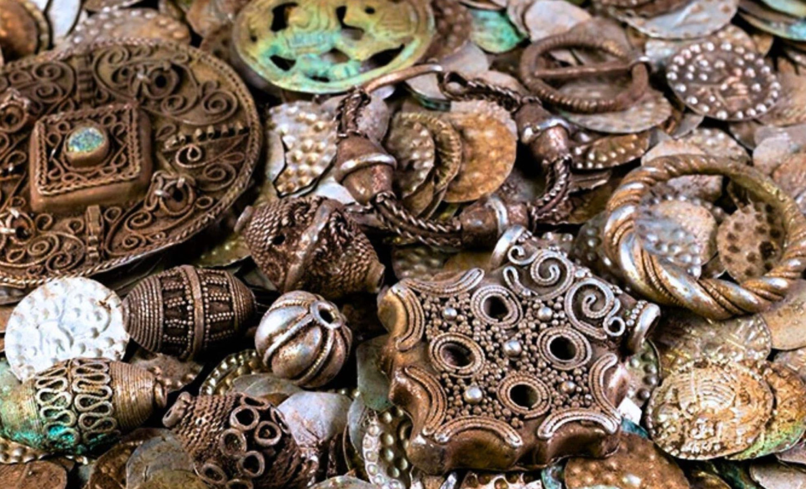 Medieval Treasure Unearthed: Fisherman Finds 20,000 Silver Coins in Buried Pot Near Stockholm 
