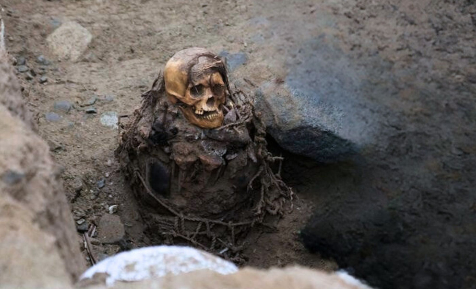 Ancient Mummy with Preserved Hair Found Beneath Lima During Gas Network Expansion 