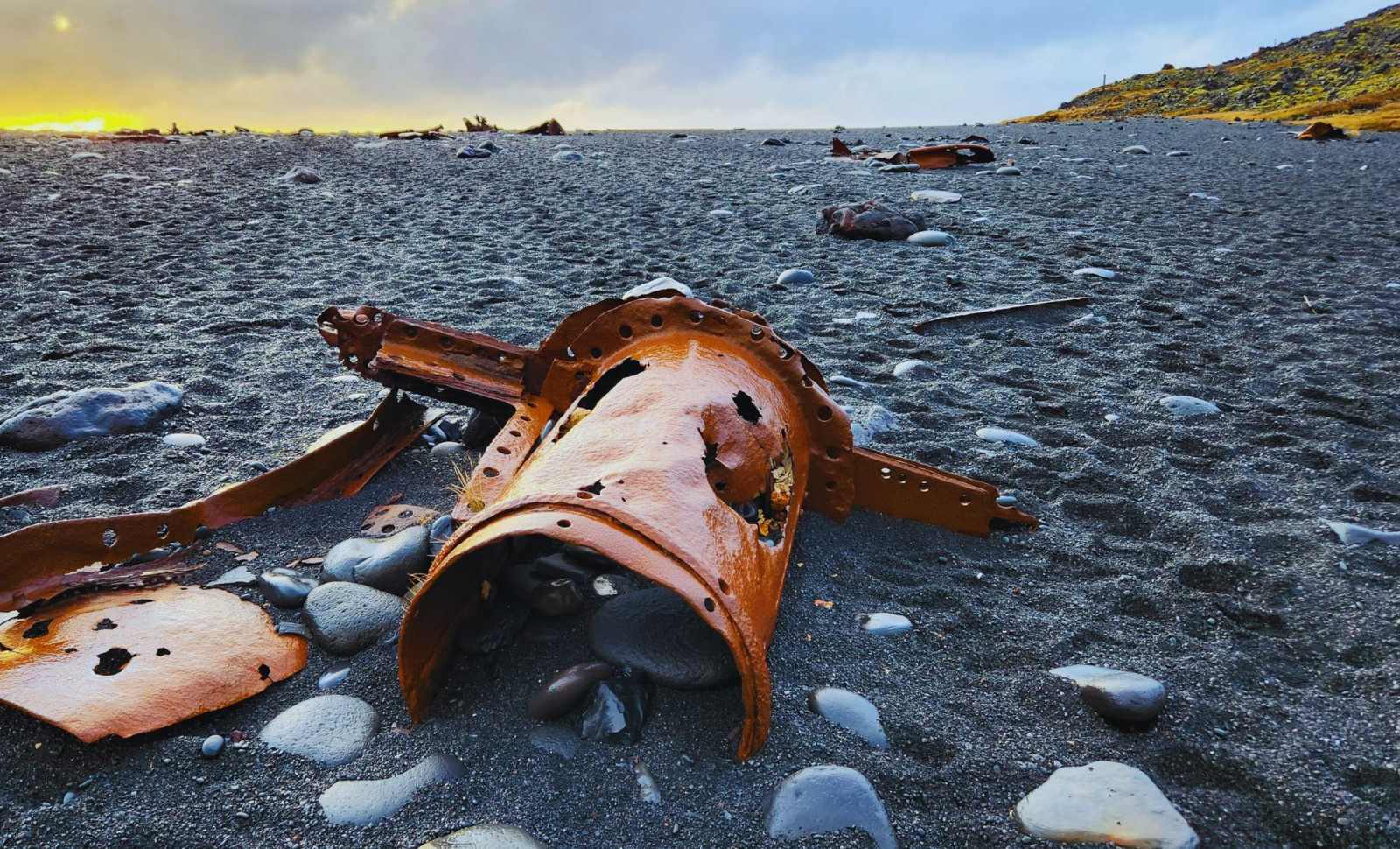Ancient Space Signals Trapped in Beach Minerals Reveal Earth's Erosion History 