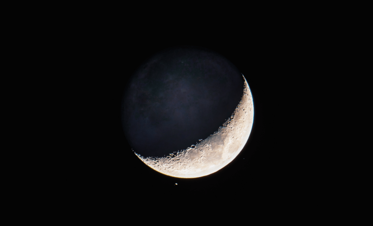 Rare Celestial Meeting: Crescent Moon and Saturn Light Up the Evening Sky 