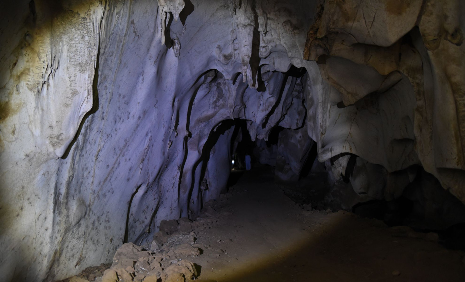Secrets Unveiled: 40,000-Year-Old Sealed Chamber Reveals Neanderthal Wonders 