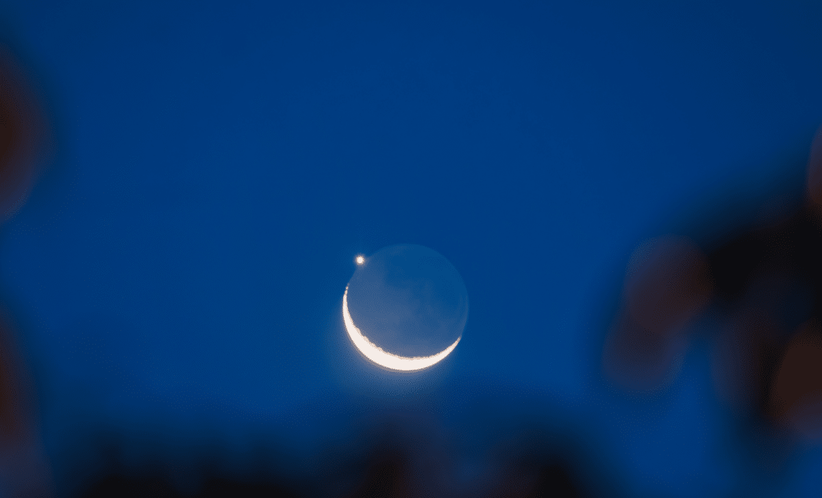 Tonight’s Rare Celestial Dance: Moon Occults Mercury in Stunning Sky Event 