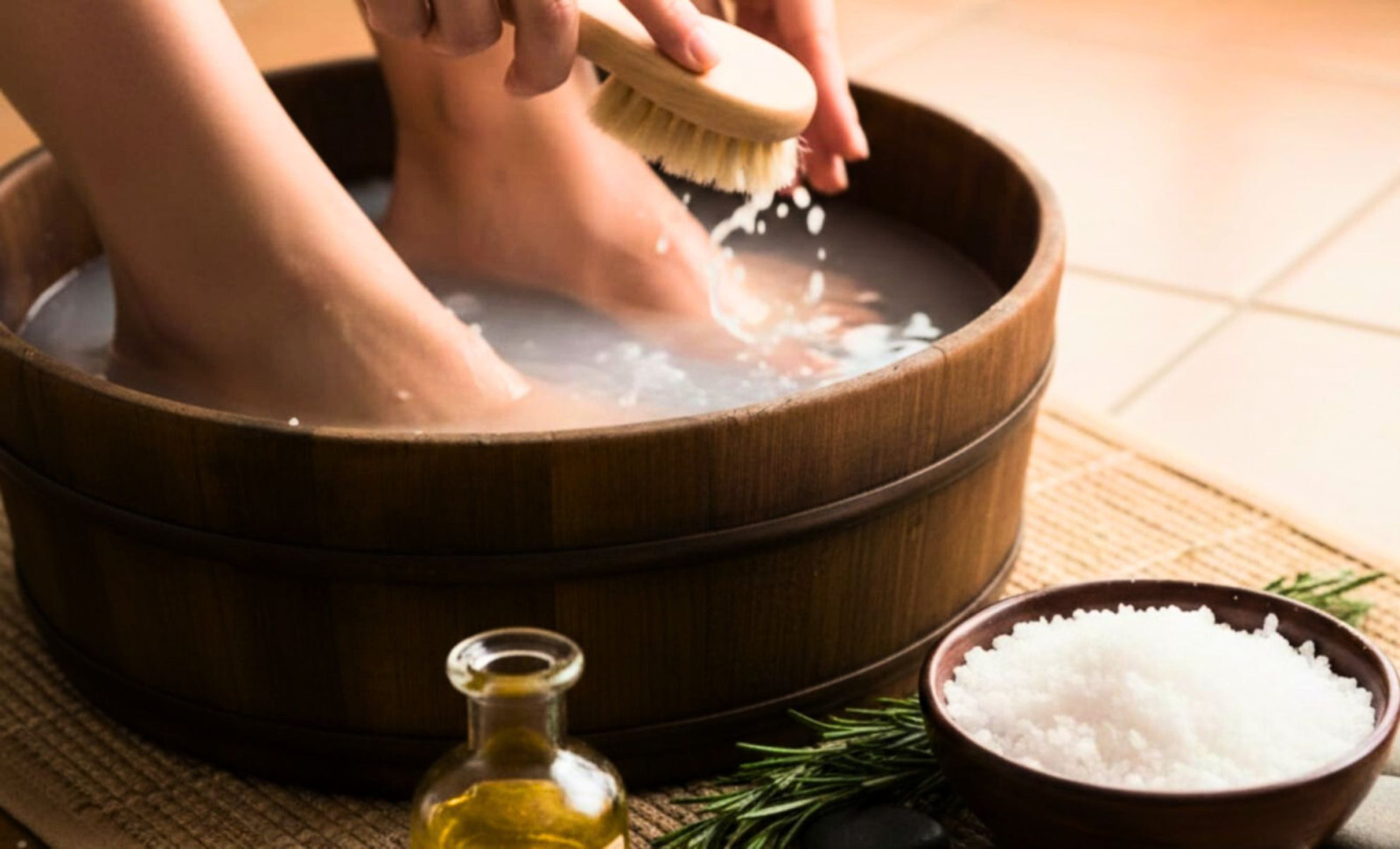 The Science Behind Vinegar and Salt Foot Soaks: Benefits and Precautions 