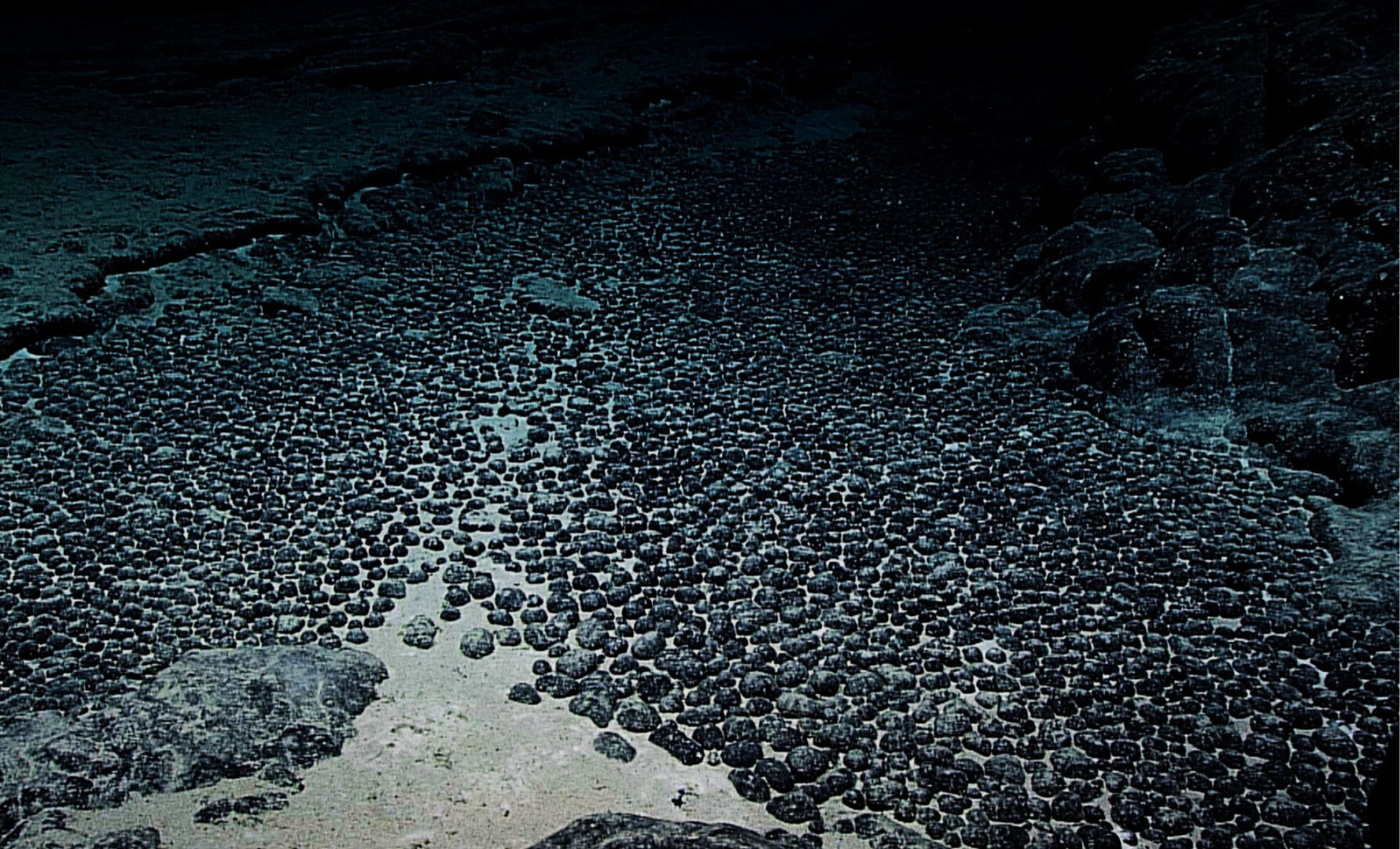 Scientists Discover Oxygen Production Deep Beneath the Ocean’s Surface in Total Darkness 