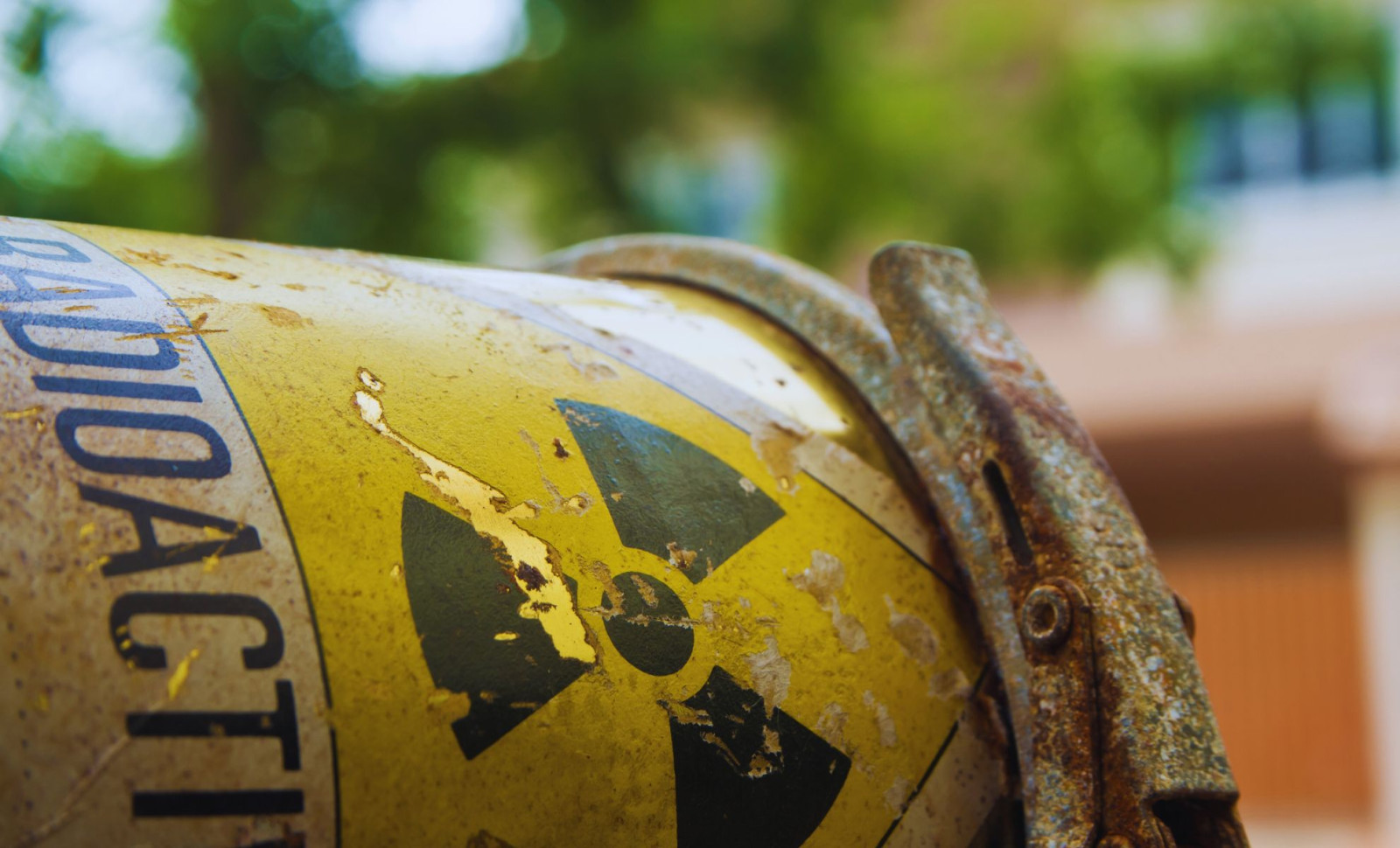 Teen Builds Backyard Nuclear Reactor, Endangering His Community 
