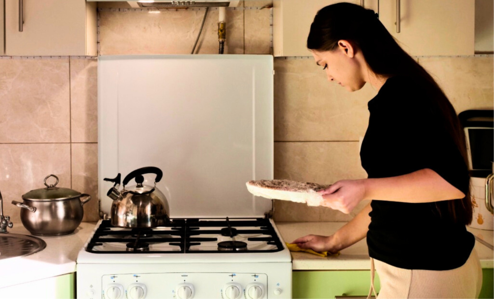 8 Remarkable Personality Traits Linked to Cleaning While Cooking, According to Psychology 