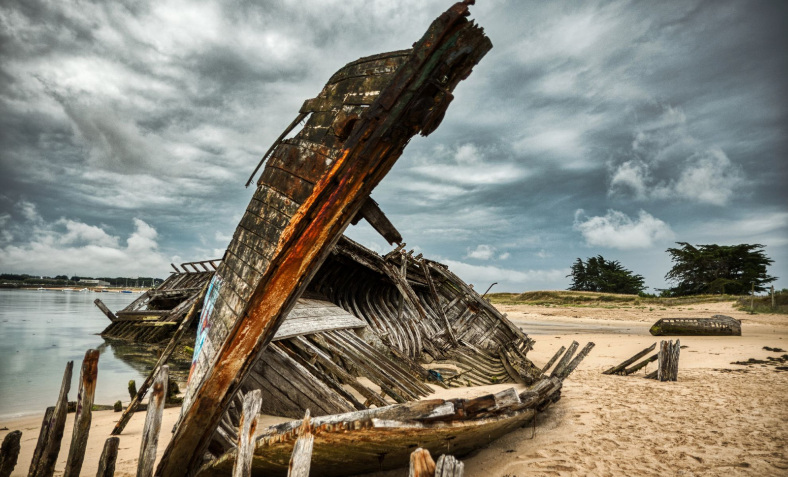 Remarkably Intact 395-Year-Old Dutch Shipwreck Unearthed on English Shore 