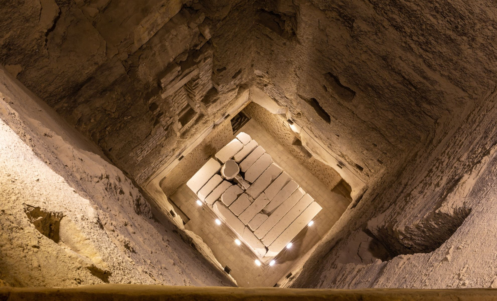 Hidden Chamber Reveals 22 Intact Mummies and Ancient Papyrus Scrolls in Egypt 