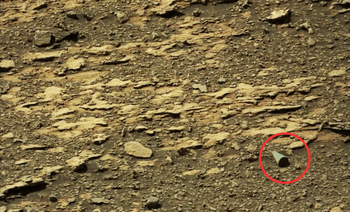Curiosity Rover Detects Shiny Cylindrical Object on Martian Surface 