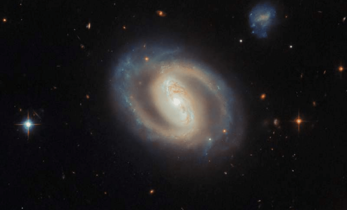 Hubble Unveils Star-Forming Regions and Active Black Hole in Galaxy IC 486 