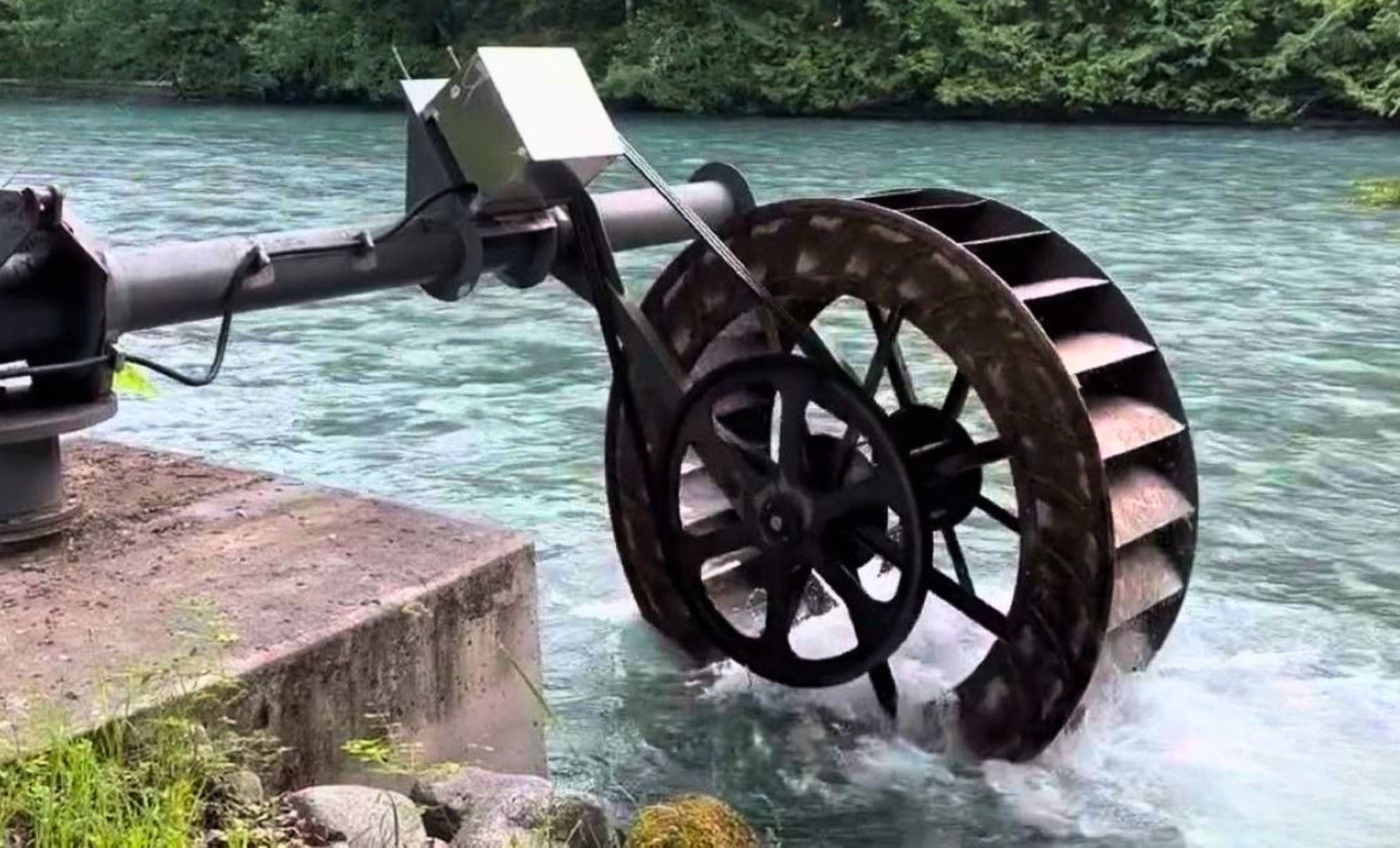 Canadian Retiree Engineers Micro Hydropower System Producing 36 kWh Daily From River Current 