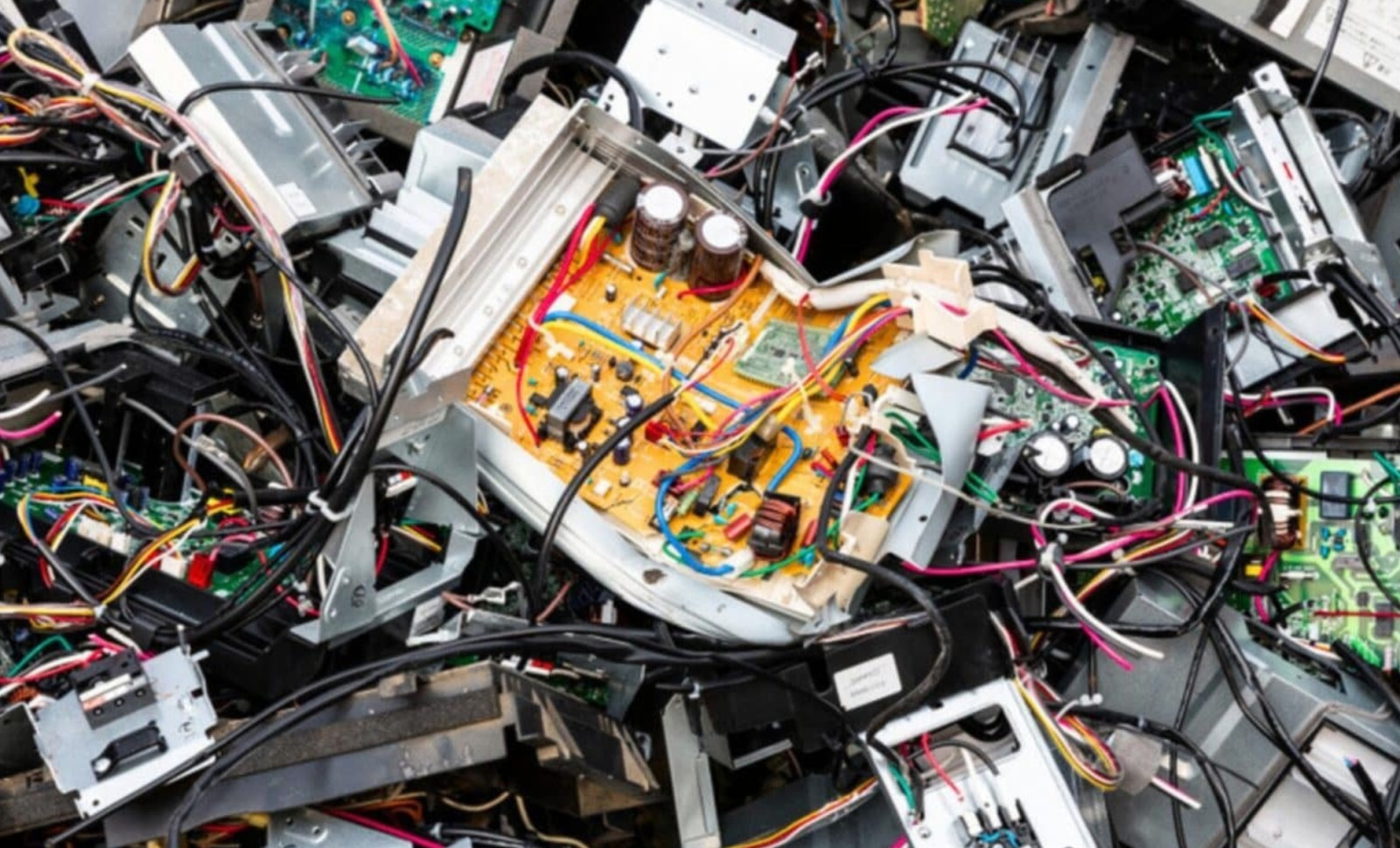 Researchers Extract 22-Carat Gold from E-Waste Using Whey Protein Sponge 