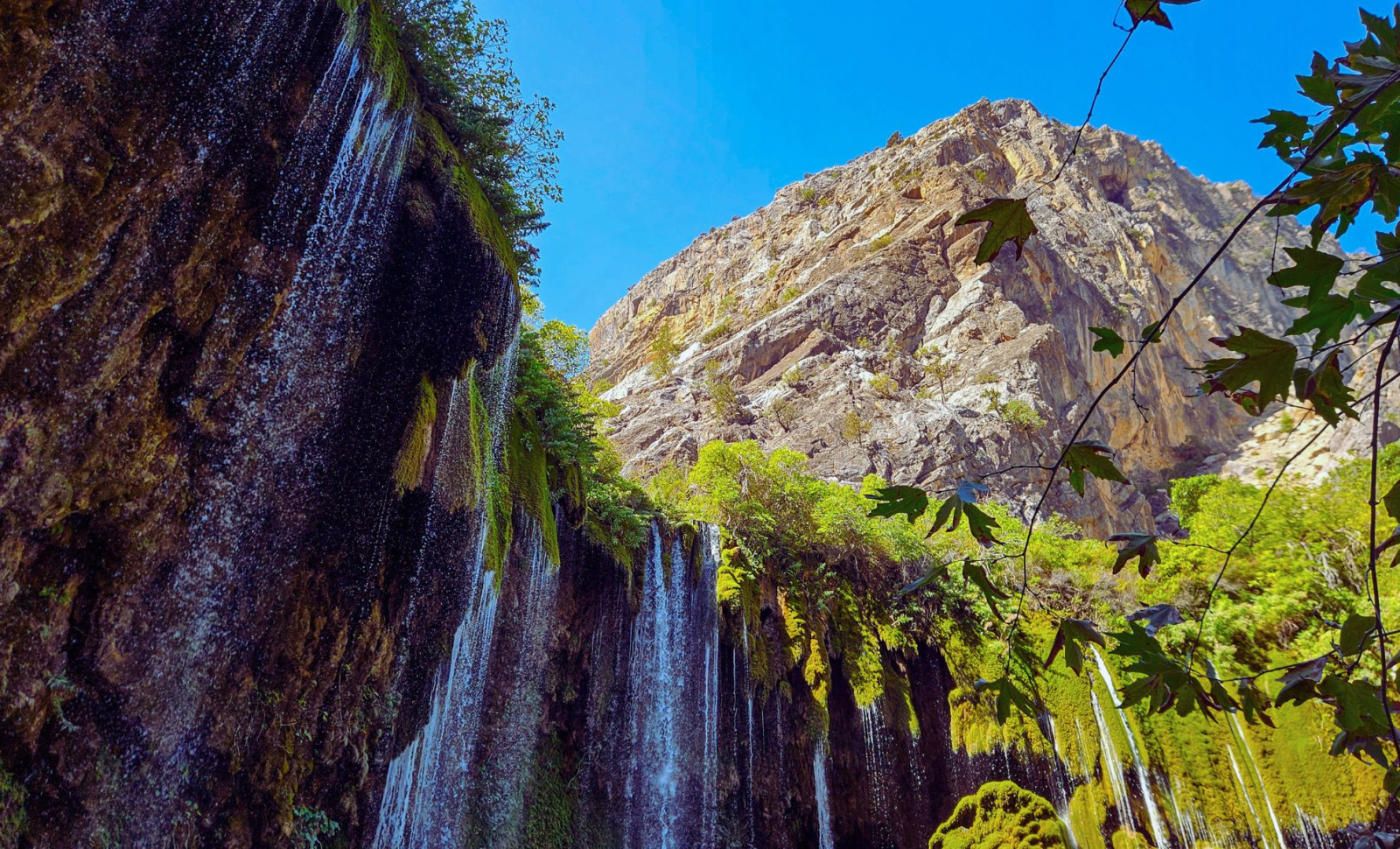 Scientists Uncover Enormous Subterranean Water Reserve Beneath the Cascades' Volcanic Range 
