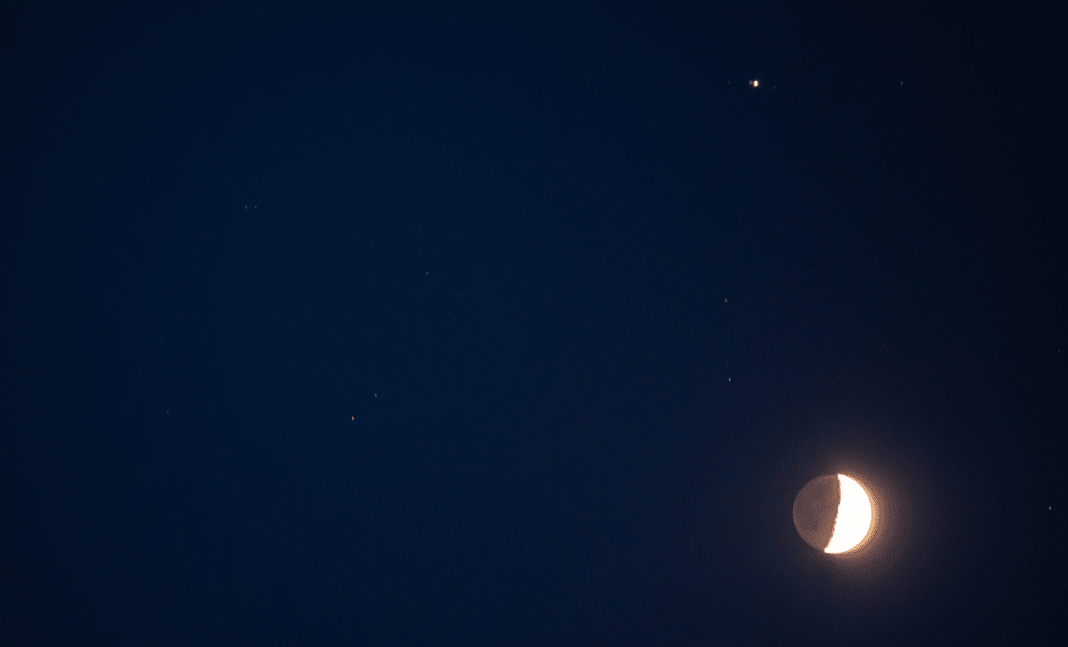 Witness the Stunning Moon-Jupiter Alignment in the Evening Sky on April 22, 2026 